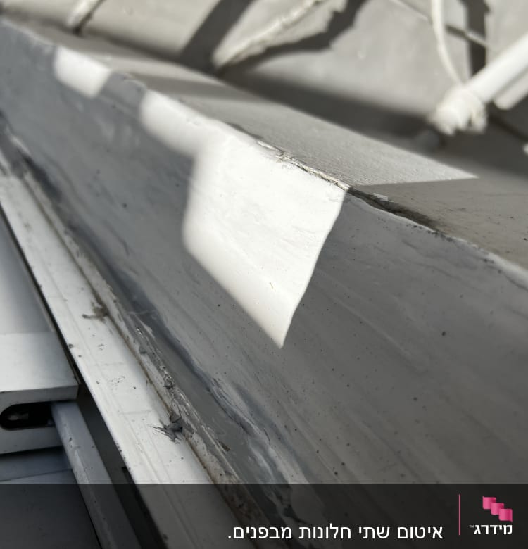 איטום עם חומר לבן על משטח מתכת